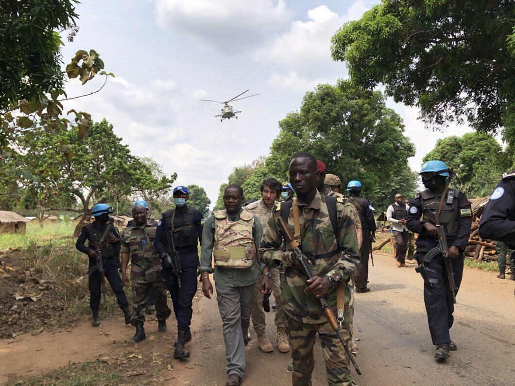 Sur le front contre la CPC dans la région de Boali, le Premier ministre fait une visite aux hommes sur le terrain, soutenu par les hélicoptères de la Wagner, le 10 janvier 2021.