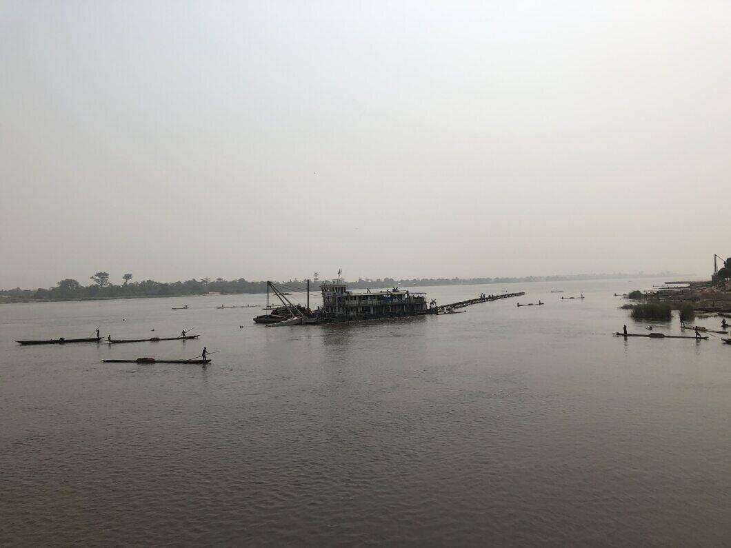 Des travaux de dragage de l'Oubangui, en janvier 2020.
