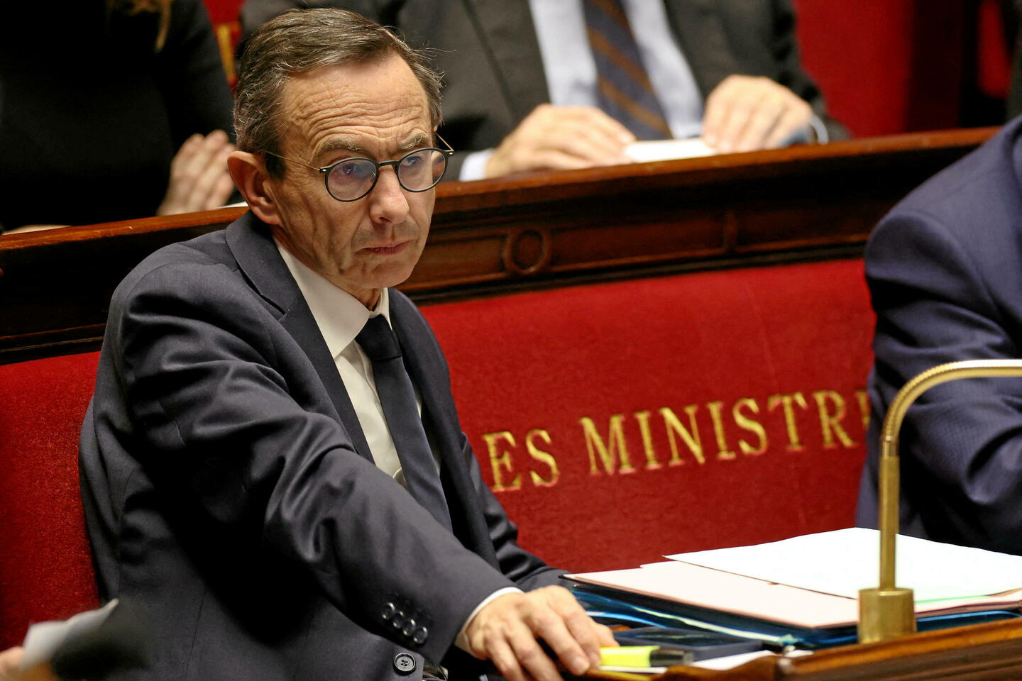 Hollande tape sur les Insoumis, Retailleau appelle à s’en dissocier