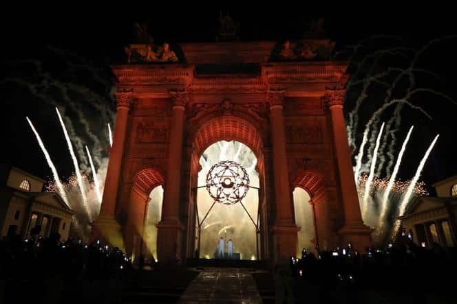 Des feux d’artifice illuminent le ciel après que les anciens skieurs italiens Deborah Compagnoni et Alberto Tomba ont allumé la vasque olympique, à l’Arc de la paix, à Milan, le 6 février 2026.