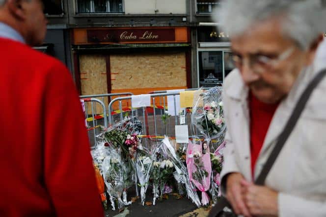 Devant un mémorial où des fleurs, des bougies et des photos ont été déposées, devant le bar Cuba Libre, à Rouen, le 11 août 2016.